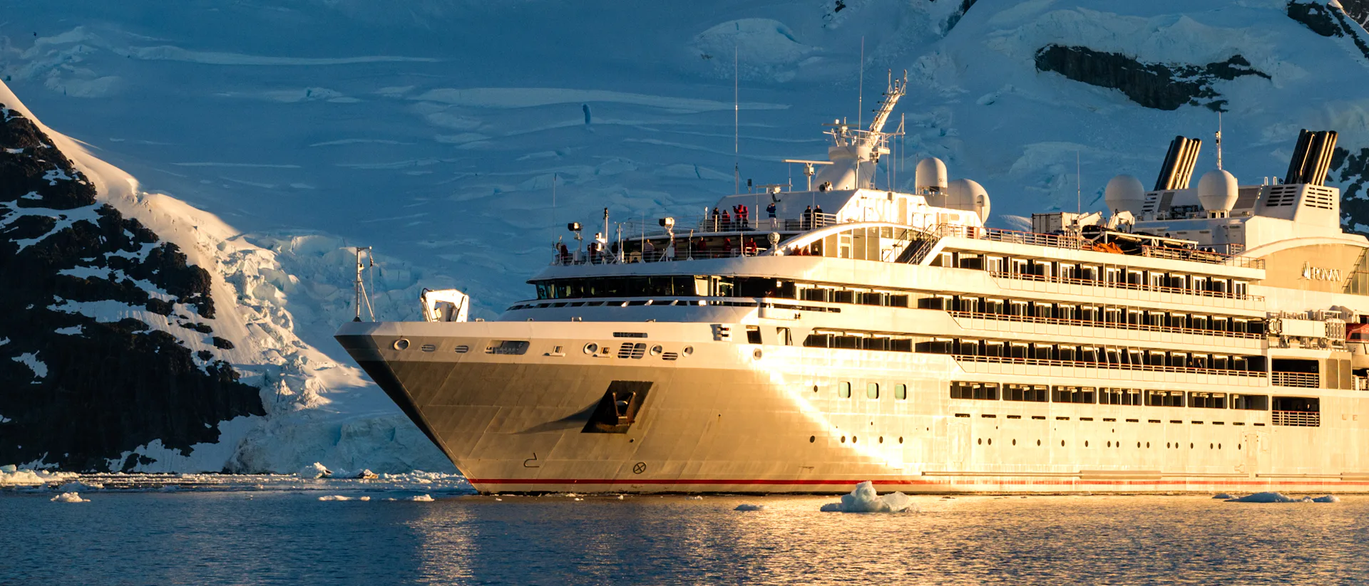 Kreuzfahrtschiff Le Lyrial auf dem Meer