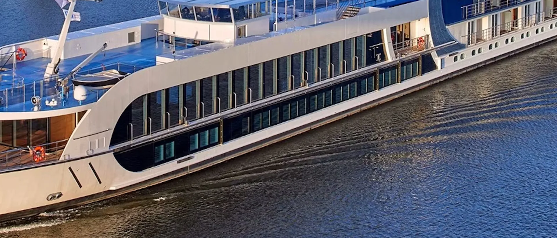 Flusskreuzfahrtschiff AmaLea während der Fahrt