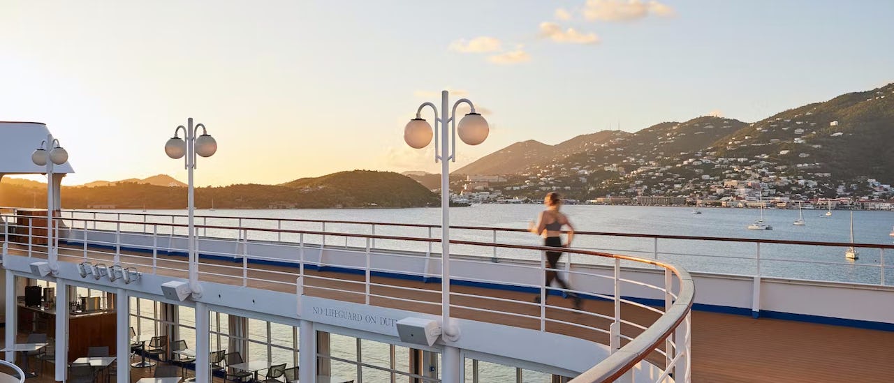 Deck mit Laufbahn des Kreuzfahrtschiffes Silver Nova