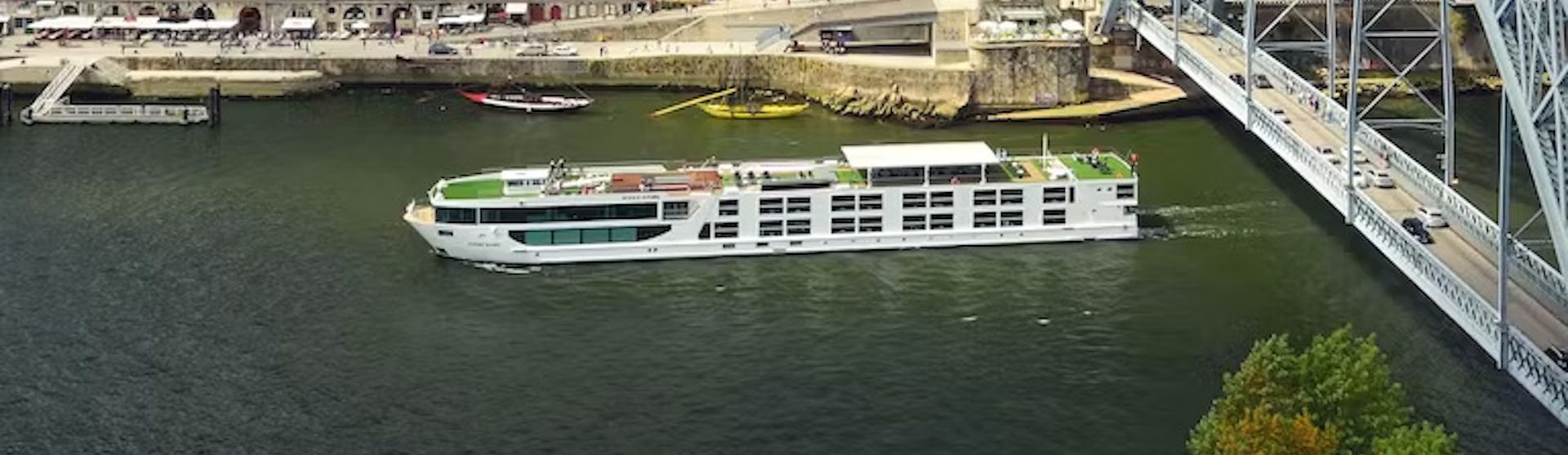 Kreuzfahrtschiff Scenic Azure während der Fahrt