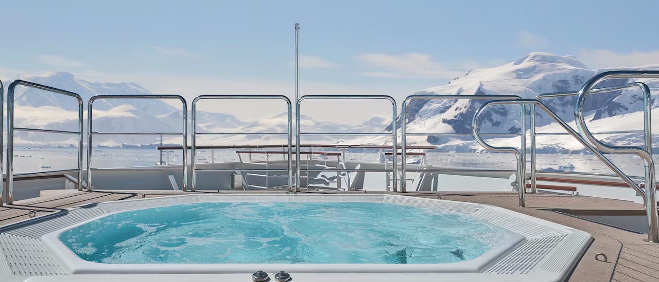 Außendeck mit Whirlpool auf dem Kreuzfahrtschiff Silver Endeavour