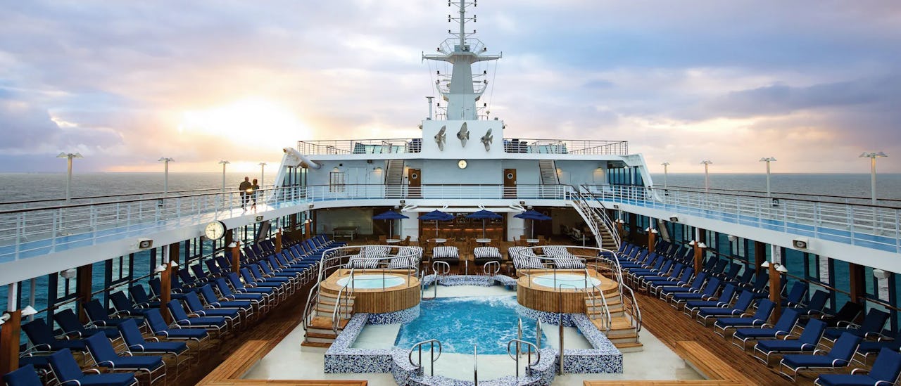 Pooldeck des Kreuzfahrtschiffes Nautica