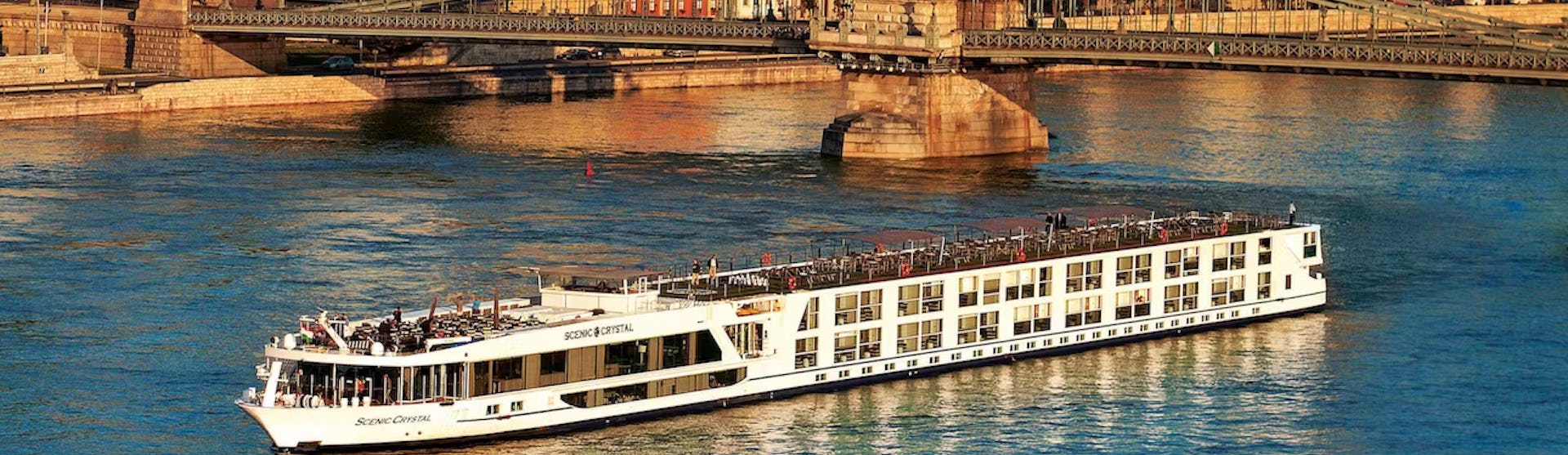 Kreuzfahrtschiff Scenic Crystal während der Fahrt