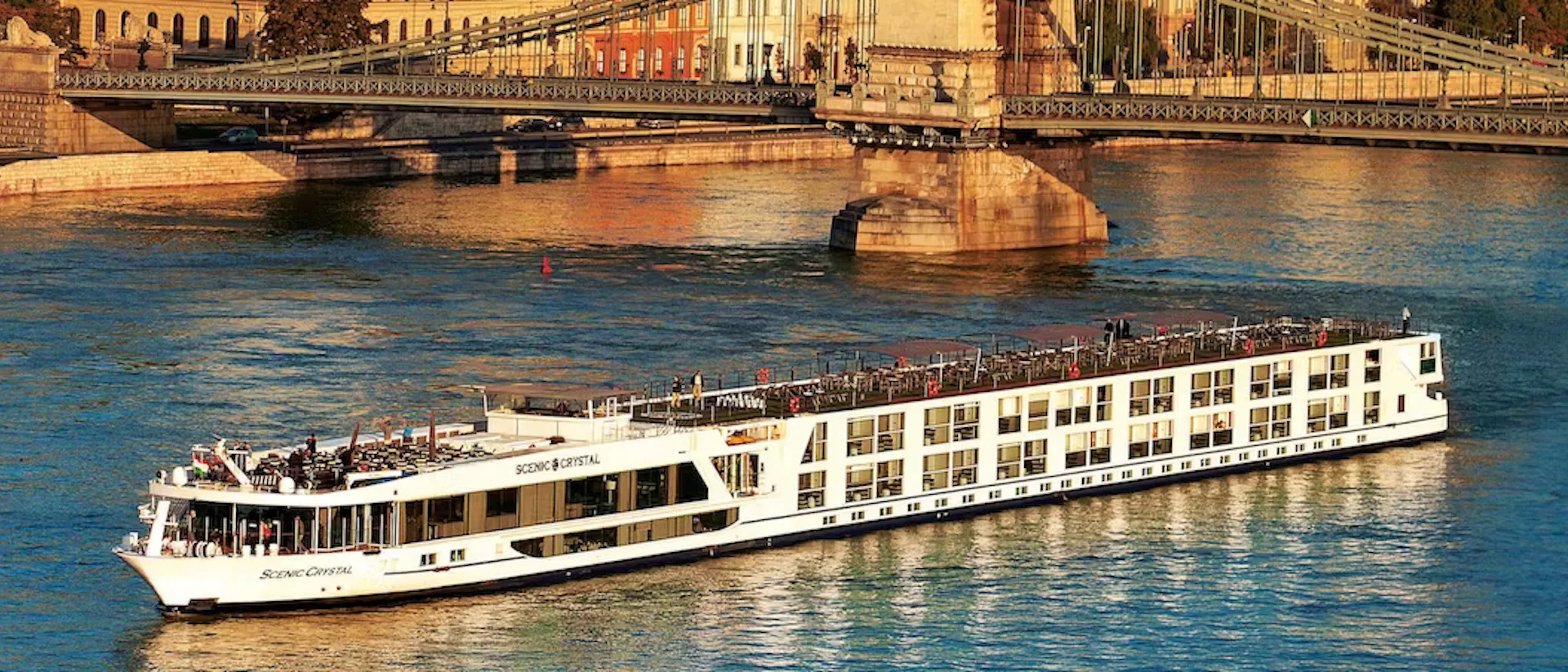 Kreuzfahrtschiff Scenic Crystal während der Fahrt