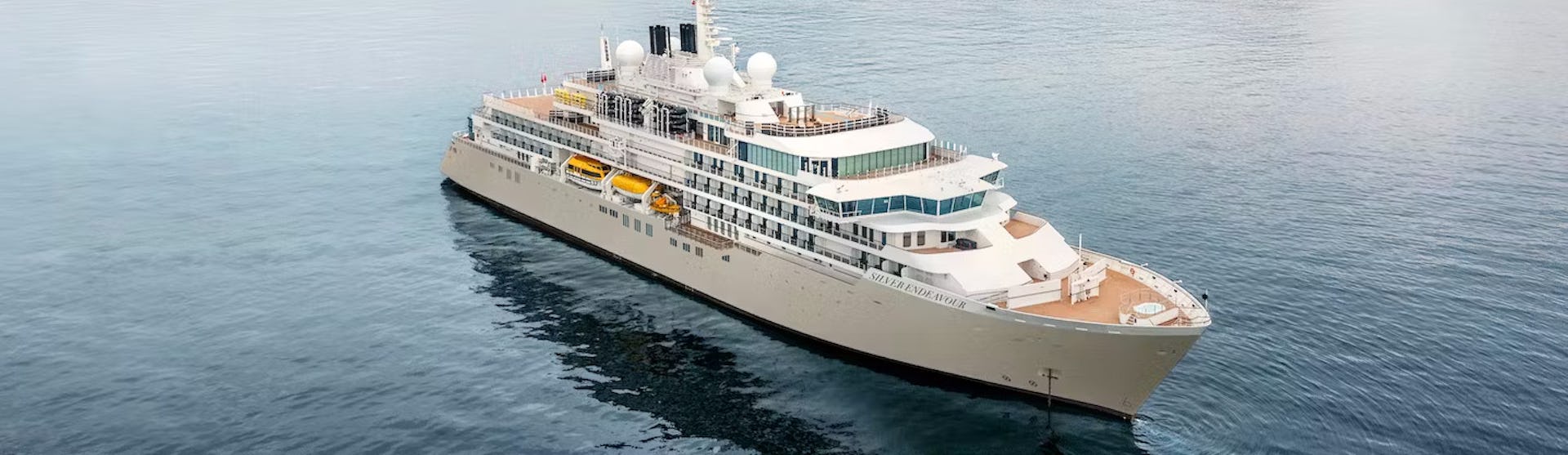 Kreuzfahrtschiff Silver Endeavour während der Fahrt