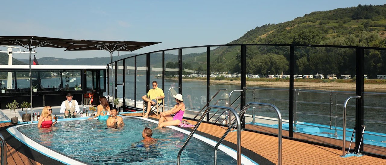 Gäste im Pool mit einer Swim-up-Bar des Kreuzfahrtschiffes AmaCerto