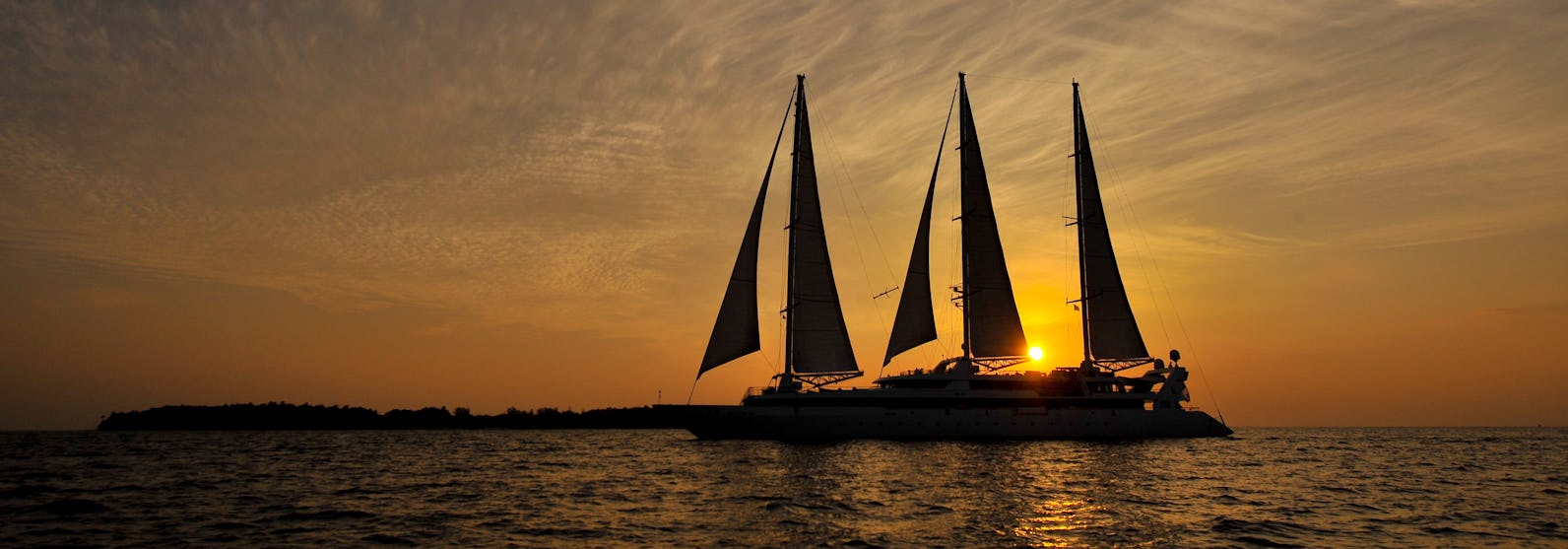 Kreuzfahrtschiff Le Ponant während der Fahrt im Sonnenuntergang