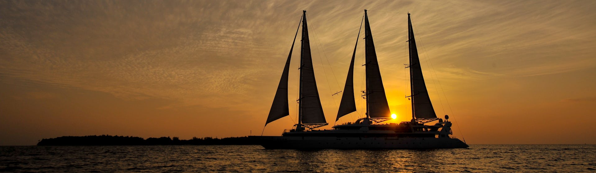 Kreuzfahrtschiff Le Ponant während der Fahrt im Sonnenuntergang