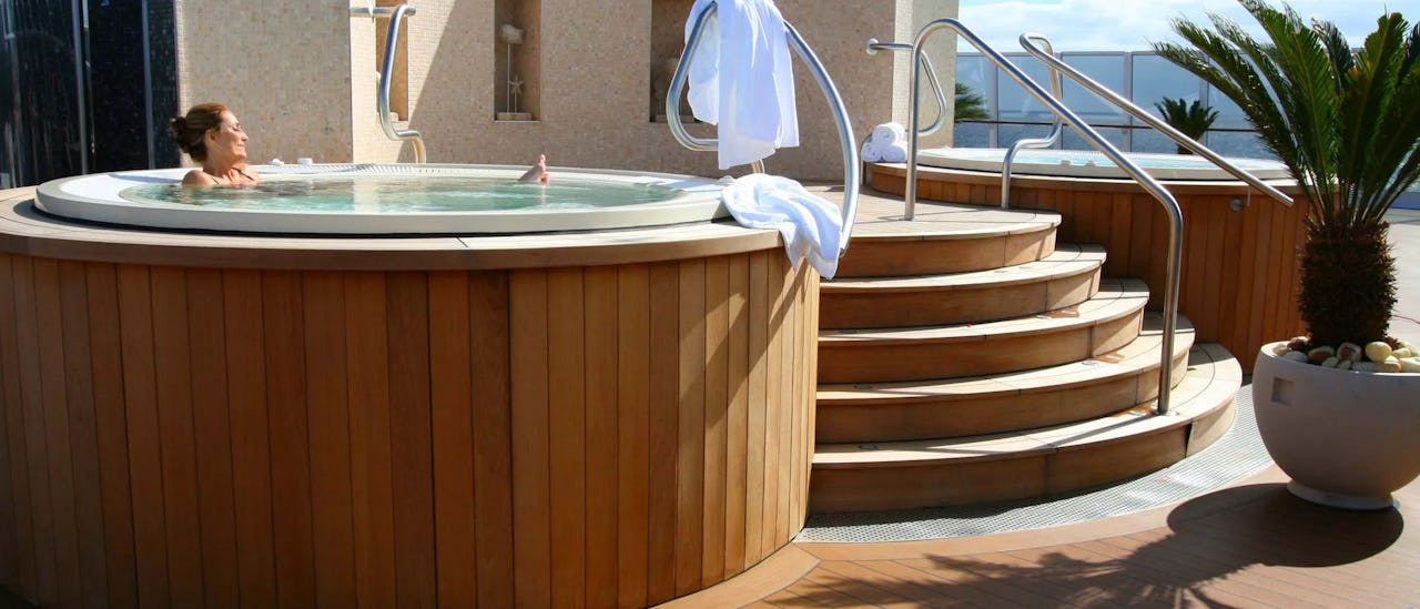 Außenbereich mit Whirlpool auf dem Kreuzfahrtschiff Marina