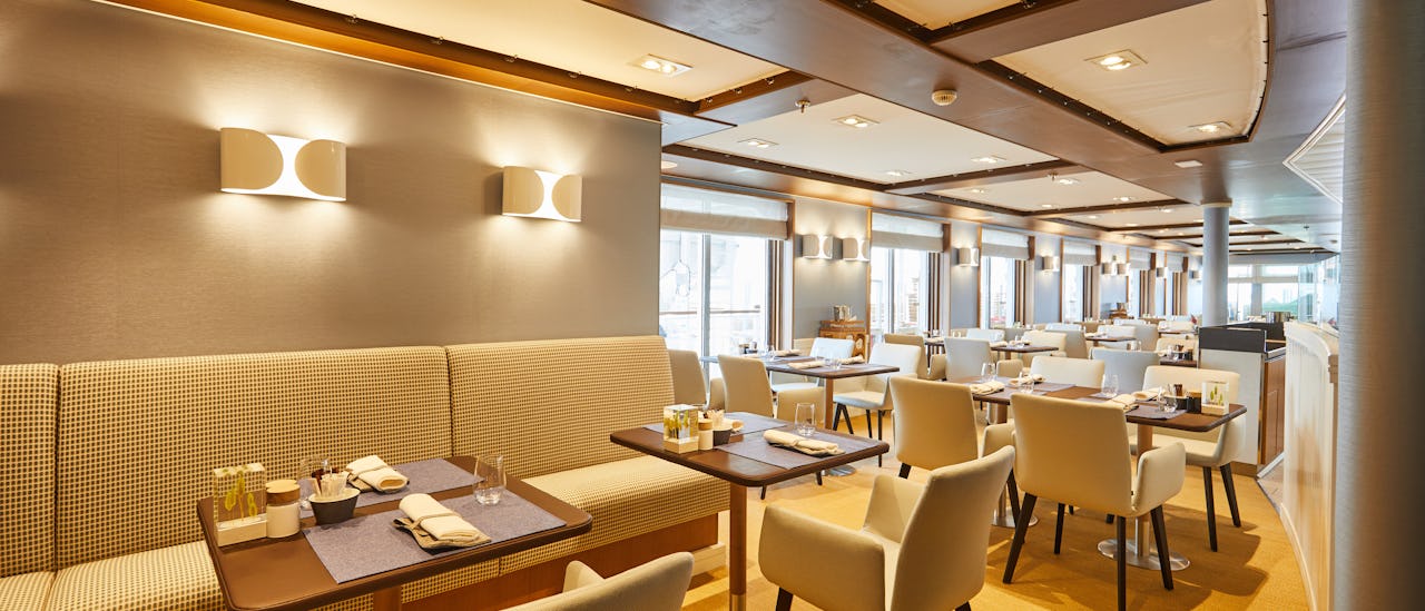 Restaurant des Kreuzfahrtschiffes Hanseatic nature