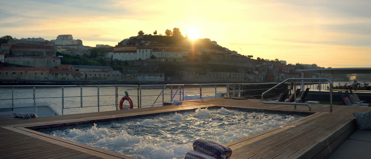 Pooldeck des Kreuzfahrtschiffes Scenic Azure im Sonnenuntergang