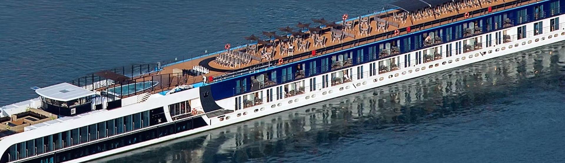 Flusskreuzfahrtshiff AmaKristina während der Fahrt