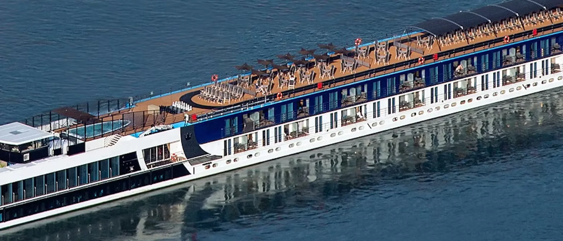 Flusskreuzfahrtshiff AmaKristina während der Fahrt