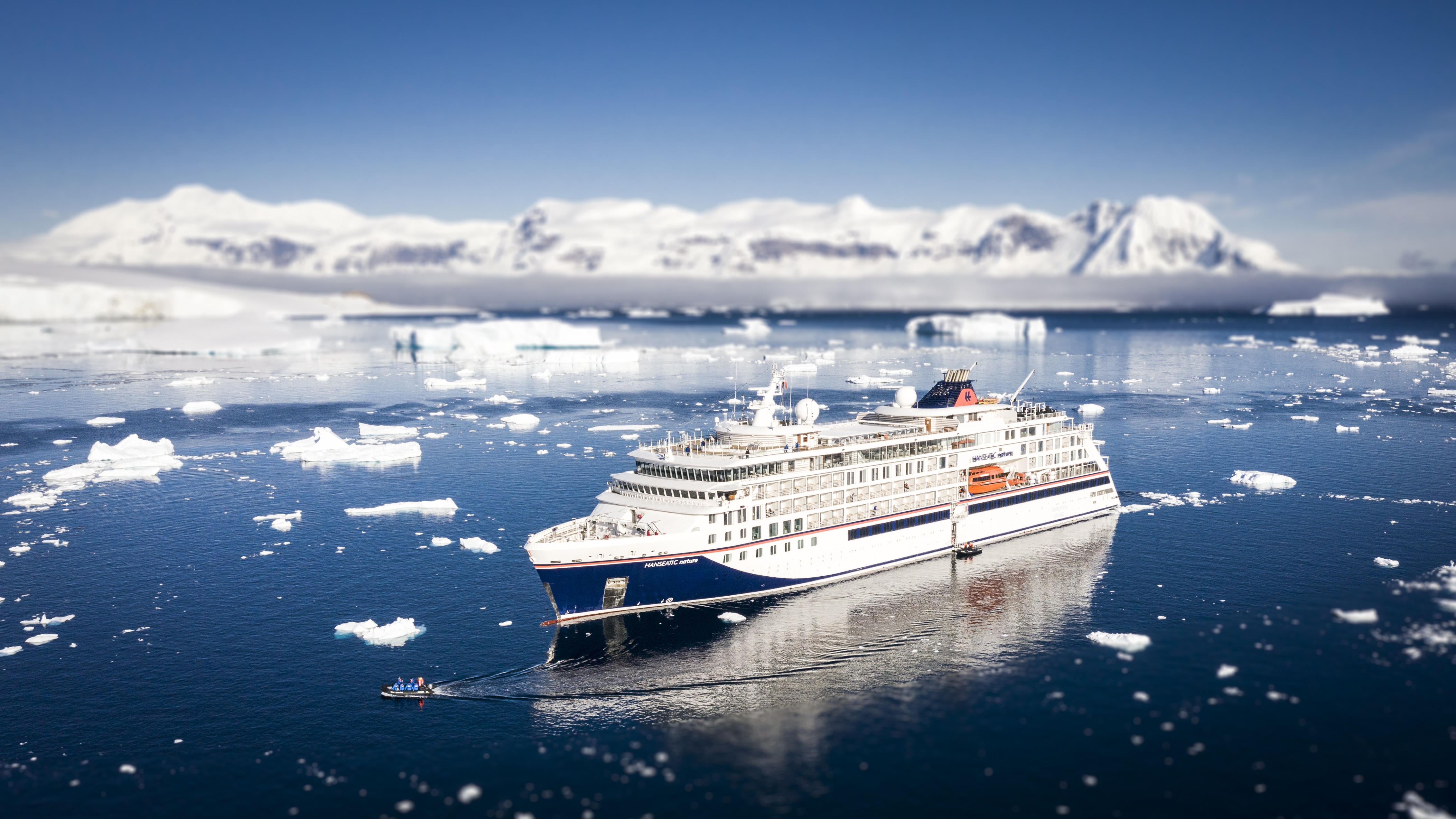 Kreuzfahrtschiff Hanseatic nature während der Fahrt