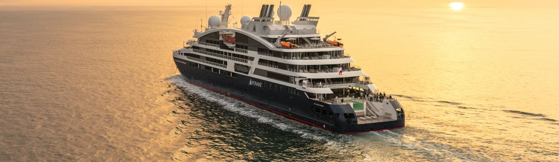 Kreuzfahrtschiff Le Bellot während der Fahrt