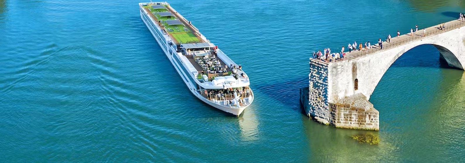 Flusskreuzfahrtschiff Scenic Jade während der Fahrt