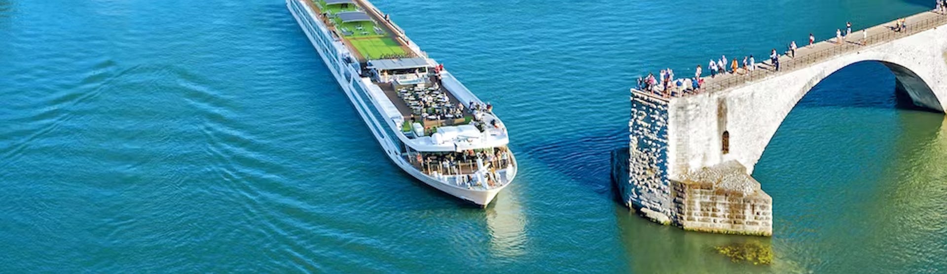 Flusskreuzfahrtschiff Scenic Jade während der Fahrt