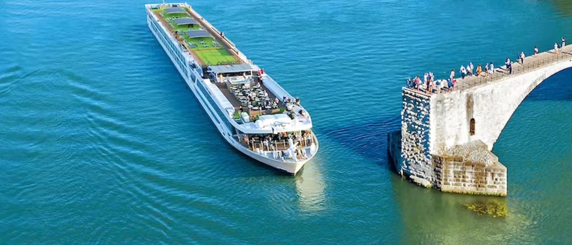 Flusskreuzfahrtschiff Scenic Jade während der Fahrt