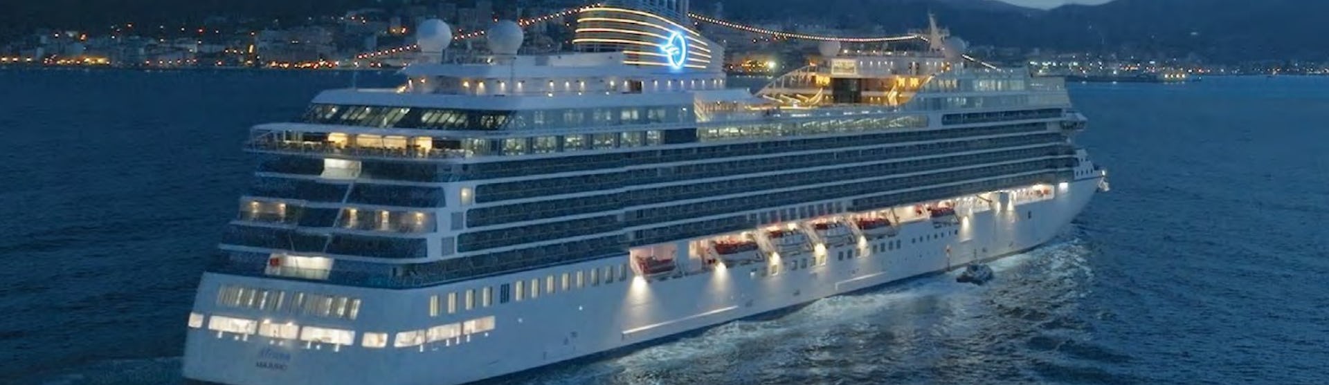 Kreuzfahrtschiff Allura während der Fahrt