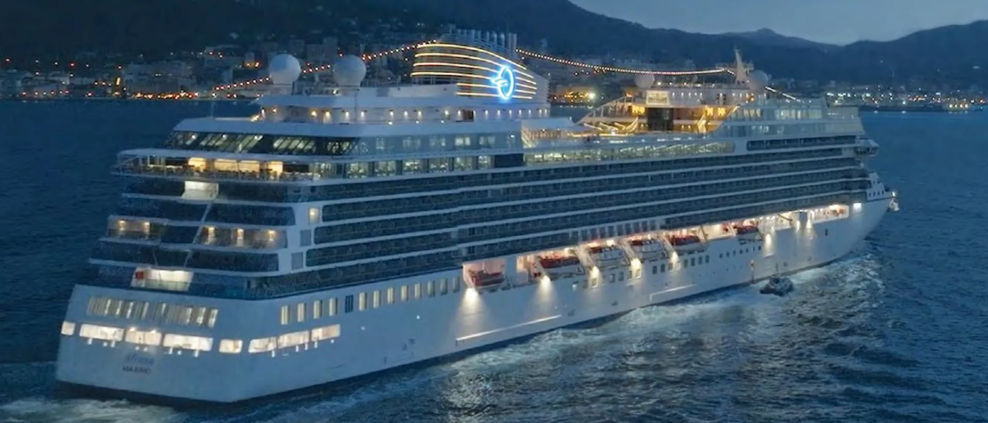 Kreuzfahrtschiff Allura während der Fahrt