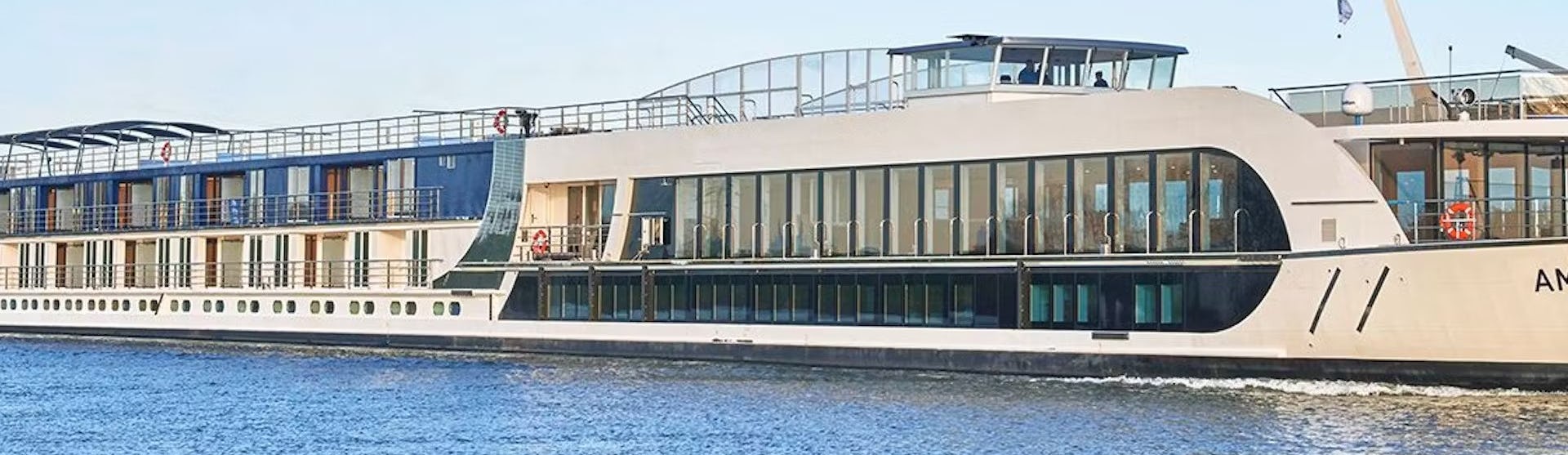 Flusskreuzfahrtschiff AmaSiena während der Fahrt