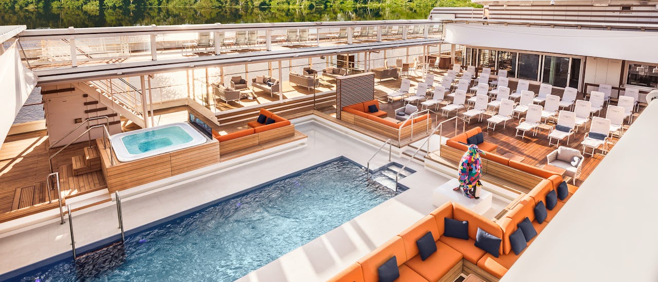 Pooldeck des Kreuzfahrtschiffes Hanseatic Spirit