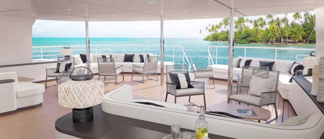 Outdoor-Lounge des Kreuzfahrtschiffes Le Ponant