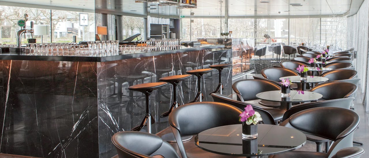 Lounge mit Bar auf dem Kreuzfahrtschiff Scenic Sapphire