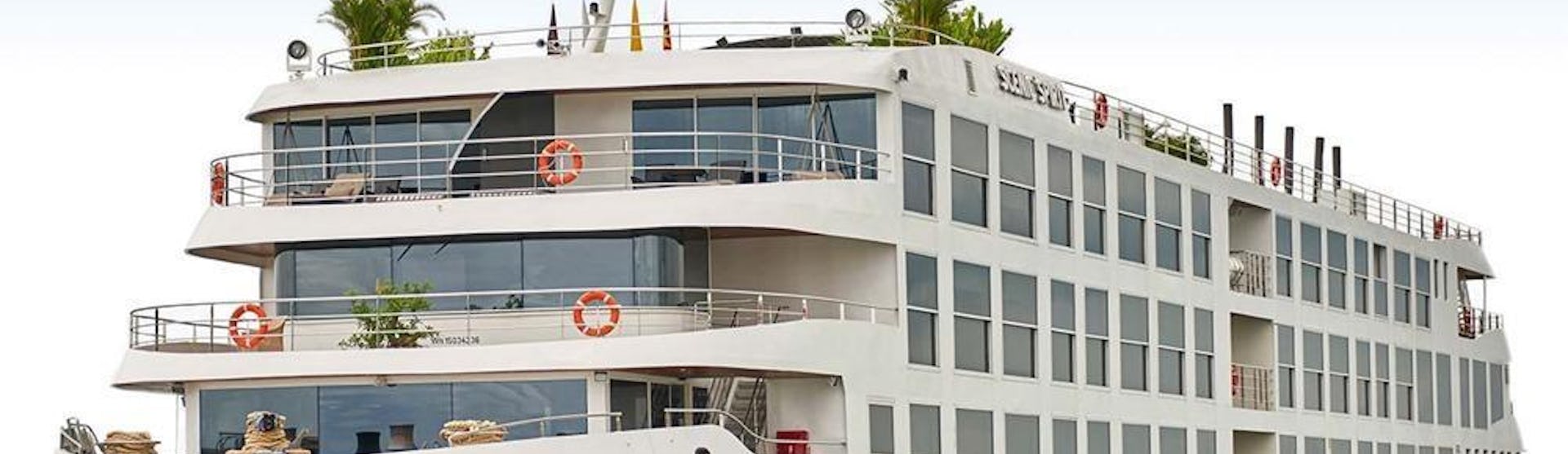 Kreuzfahrtschiff Scenic Spirit während der Fahrt