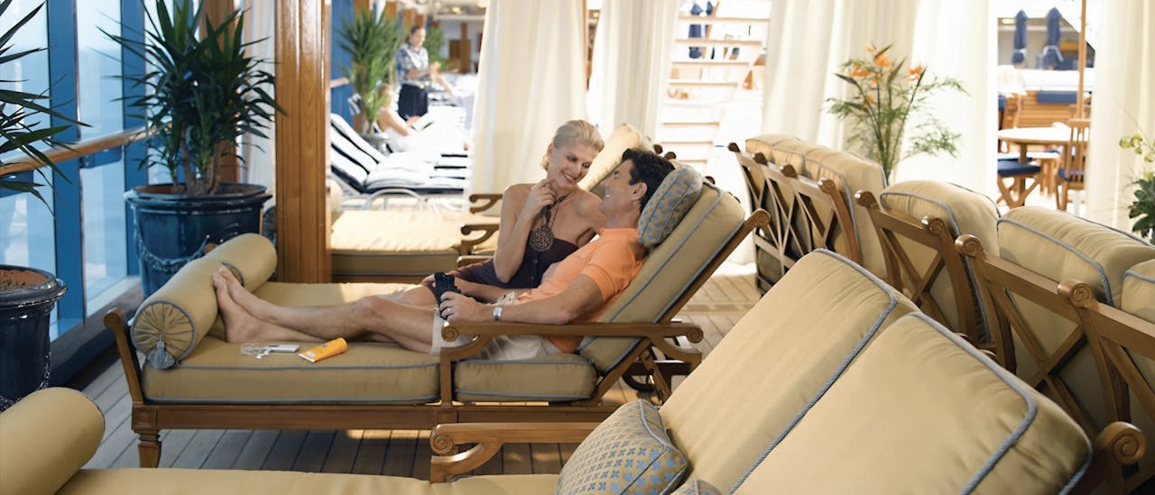 Pärchen im Wellnessbereich auf Liegestühlen auf dem Kreuzfahrtschiff Regatta