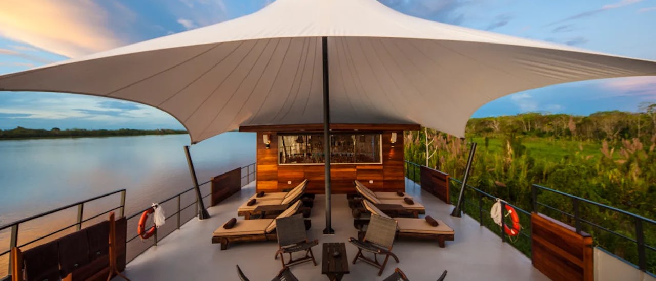 Oberdeck mit Bar und Liegestühlen des Kreuzfahrtschiffes Aria Amazon