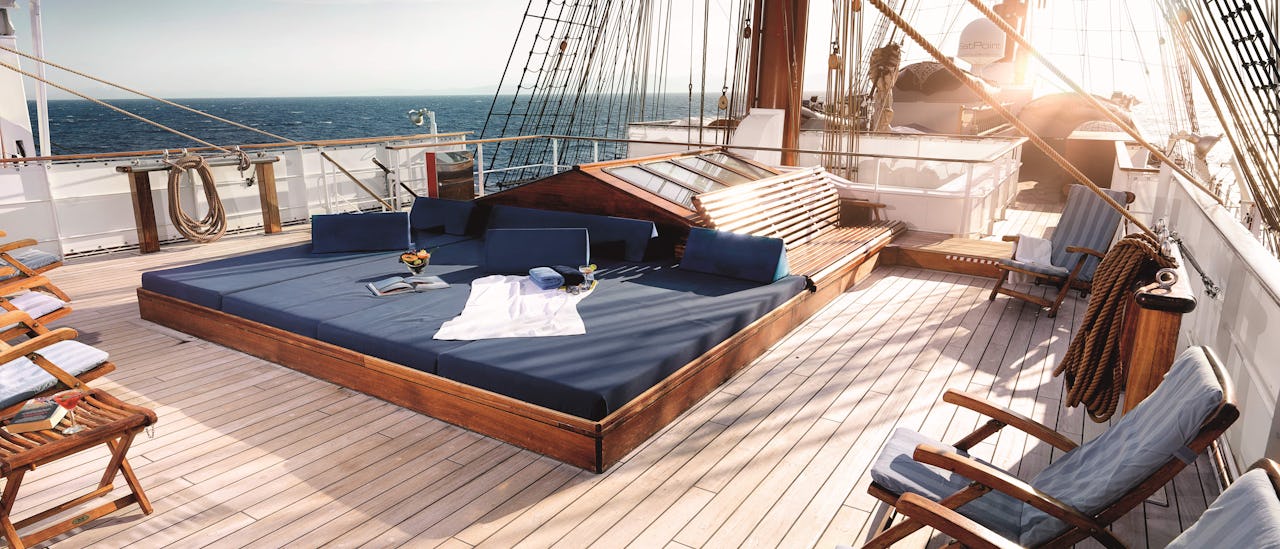 Deck mit Sonnenliege auf dem Kreuzfahrtschiff Sea Cloud 2