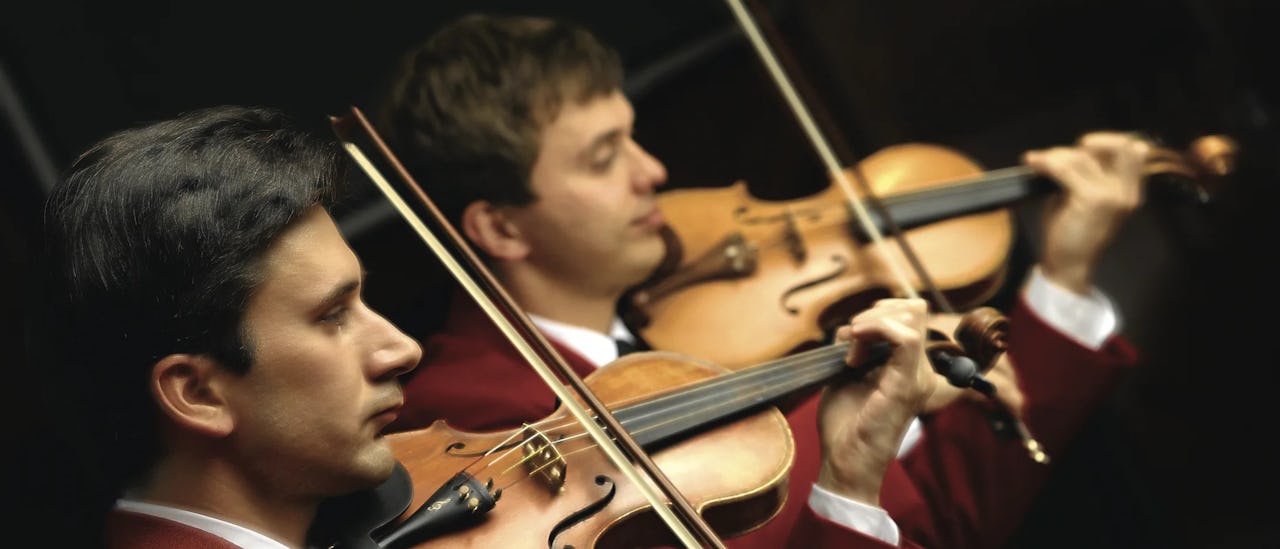 Violinisten beim Auftritt auf dem Kreuzfahrtschiff Sirena