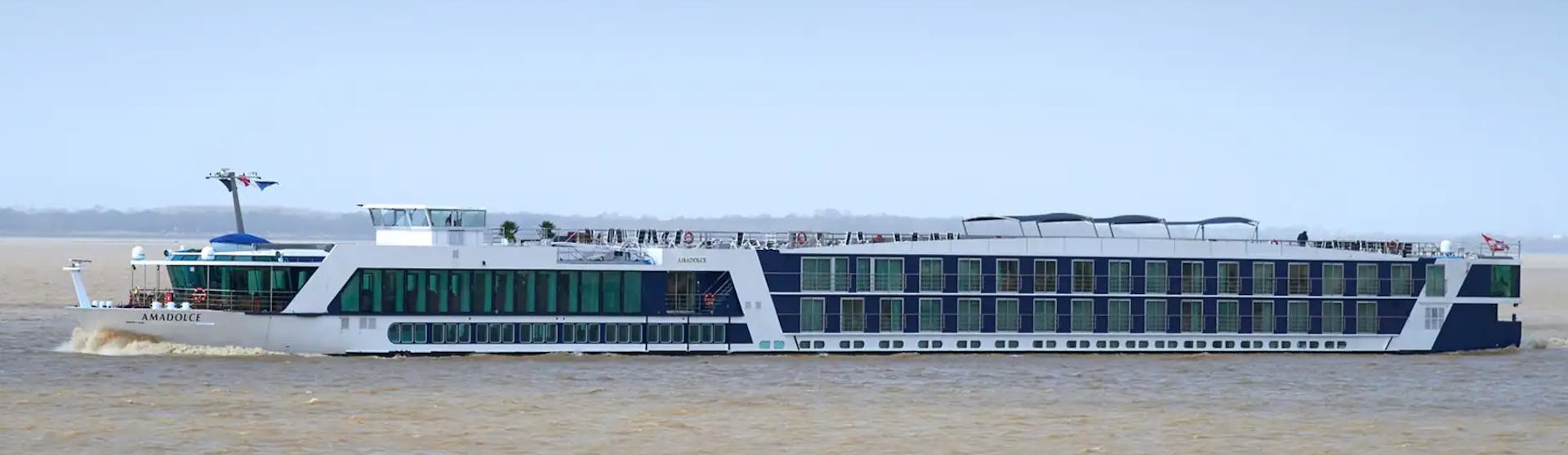 Flusskreuzfahrtschiff AmaDolce während der Fahrt