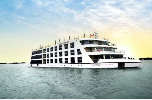 Kreuzfahrtschiff Emerald Harmony während der Fahrt