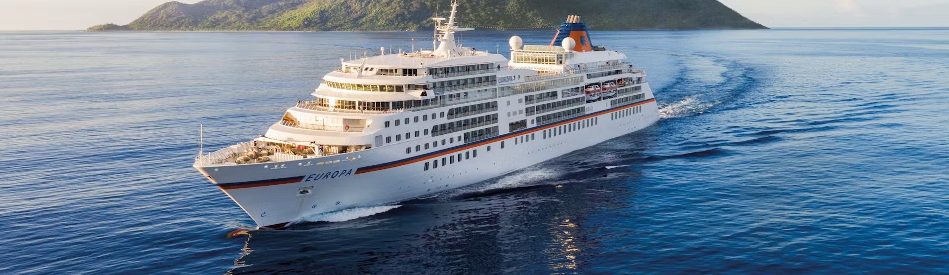 Kreuzfahrtschiff MS Europa während der Fahrt