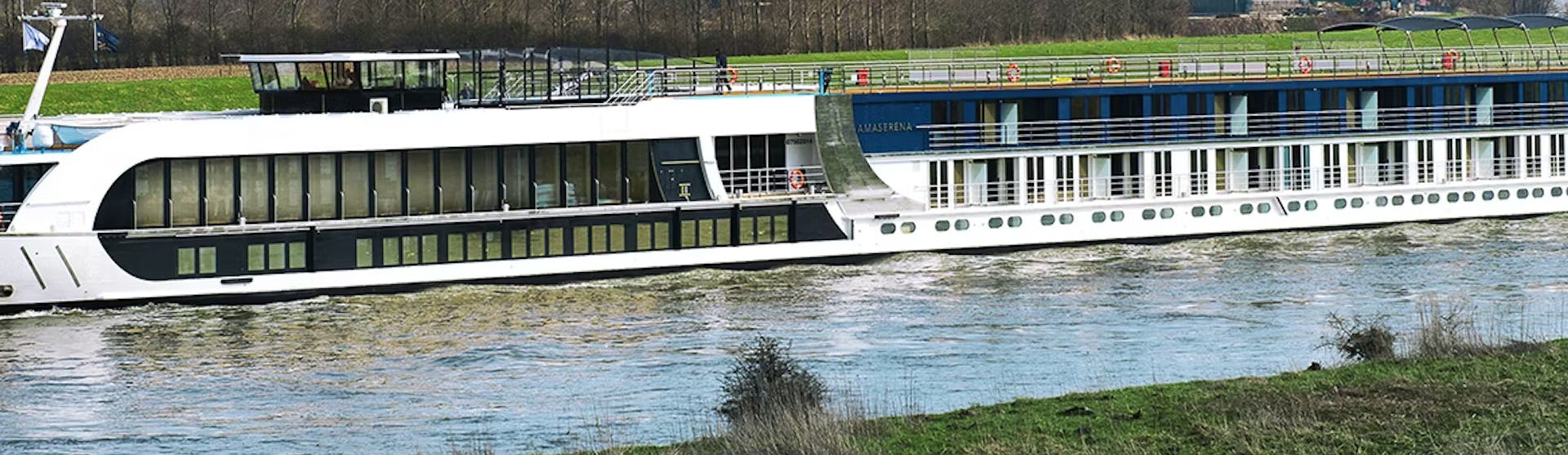 Flusskreuzfahrtschiff AmaSerena während der Fahrt