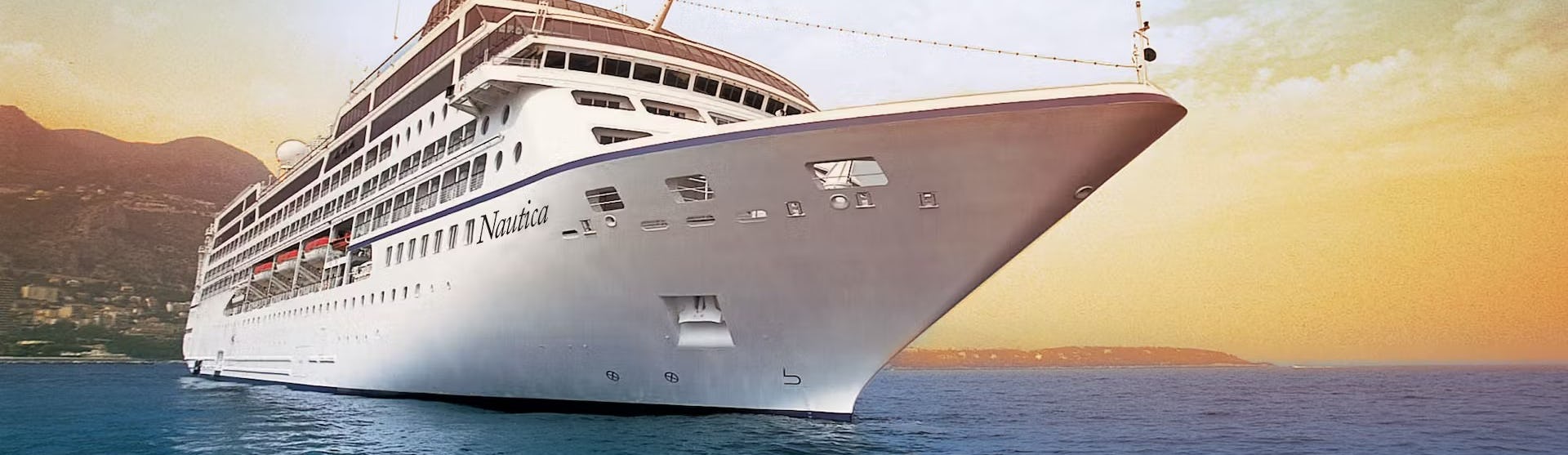 Kreuzfahrtschiff Nautica während der Fahrt