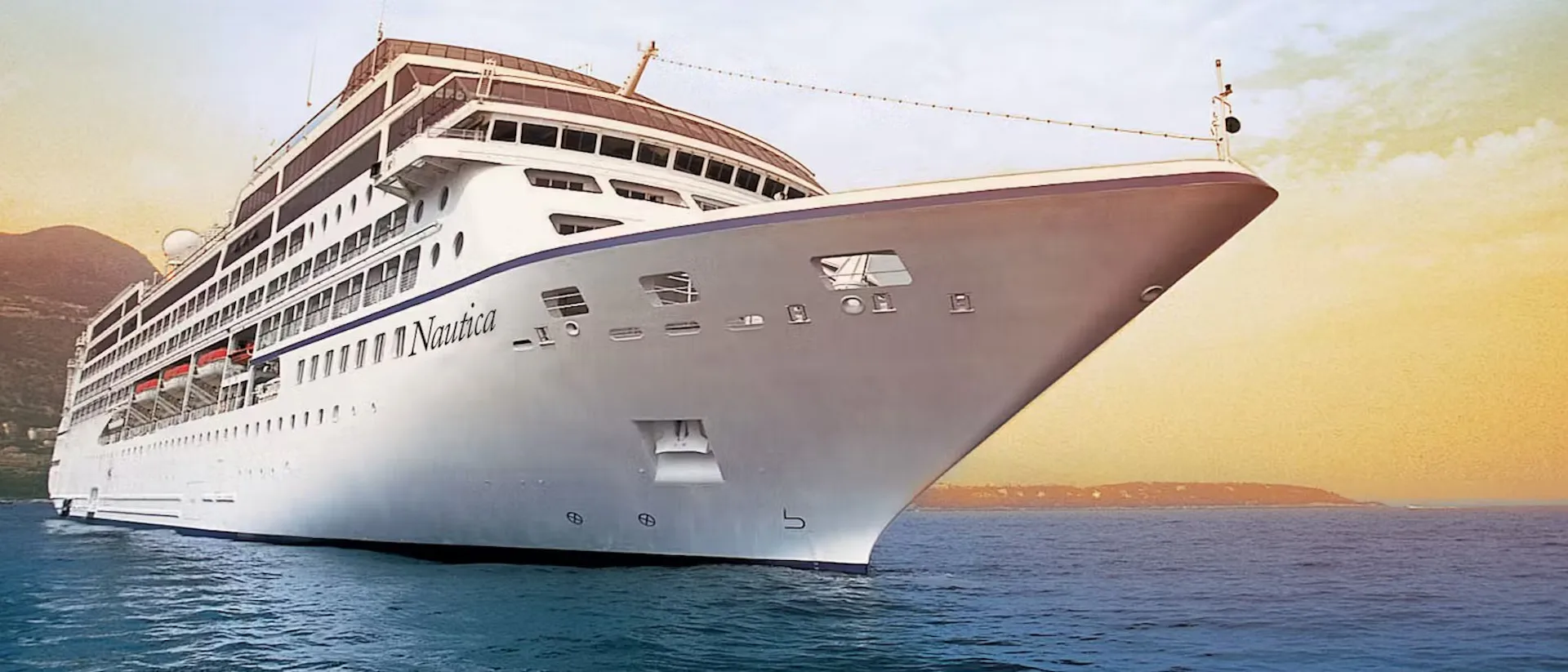 Kreuzfahrtschiff Nautica während der Fahrt