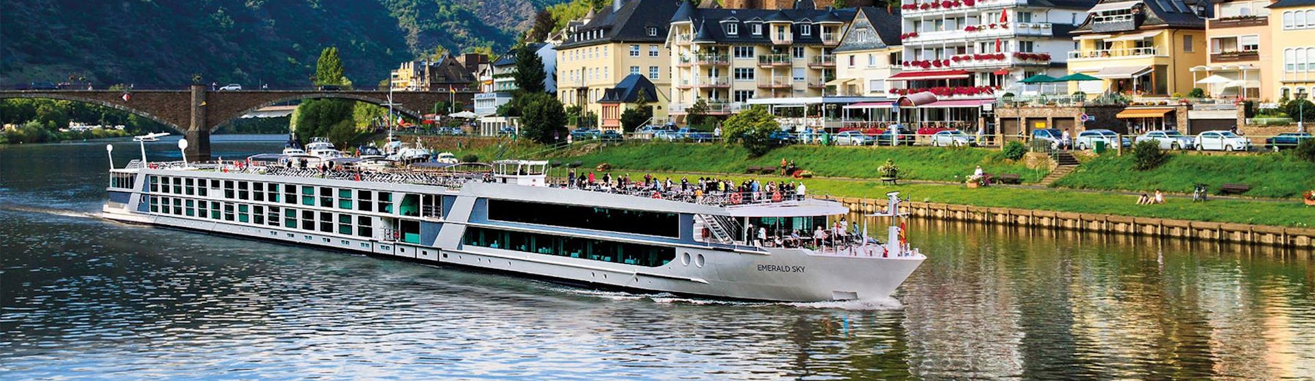 Kreuzfahrtschiff Emerald Sky während der Fahrt