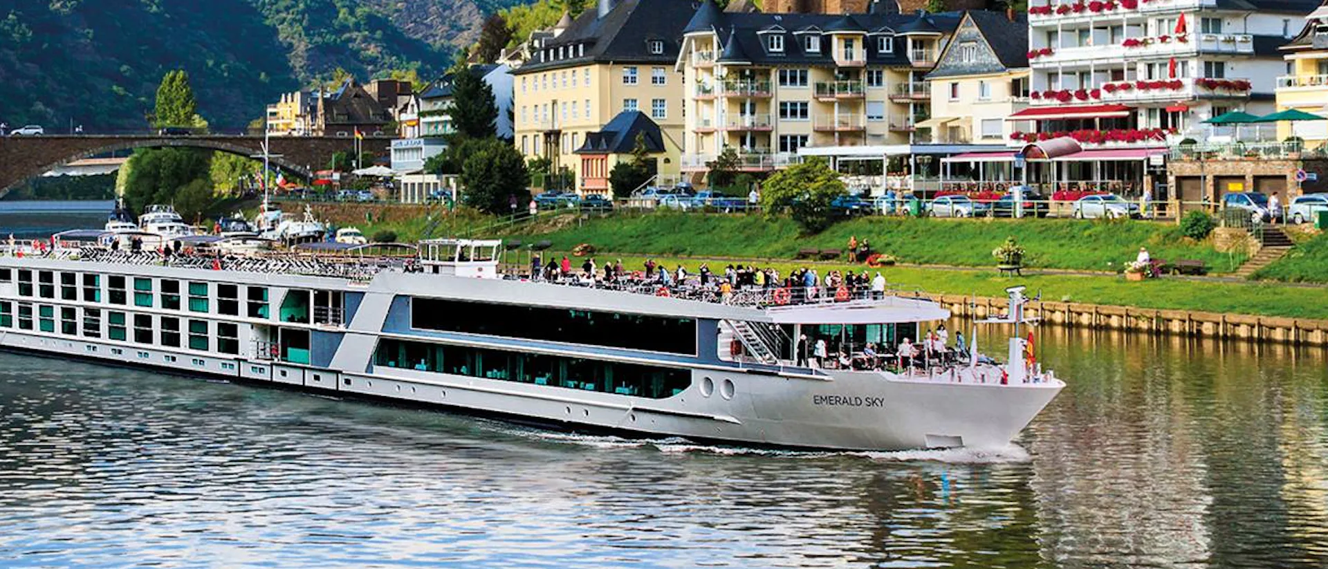 Kreuzfahrtschiff Emerald Sky während der Fahrt