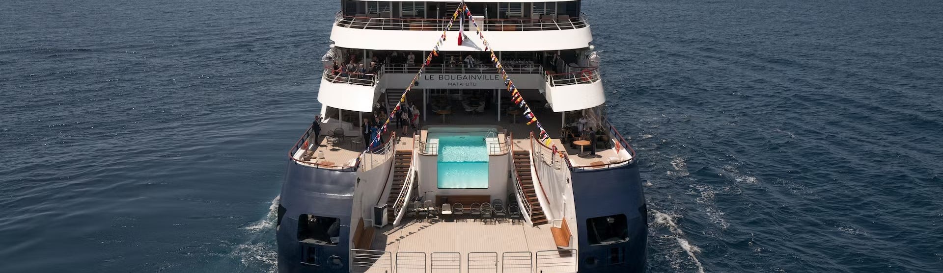 Kreuzfahrtschiff Le Bougainville während der Fahrt