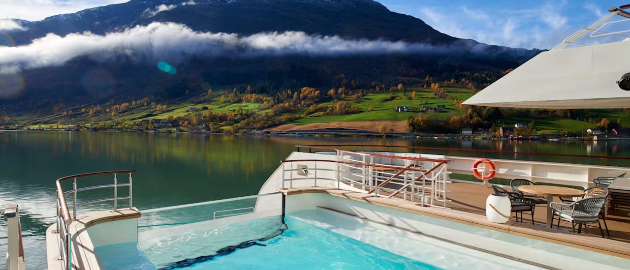 Aussicht vom Infinity Pool des Kreuzfahrtschiffes Le Jacques-Cartier