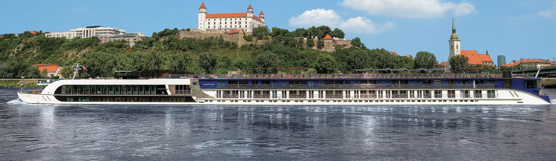 Flusskreuzfahrtschiff AmaCerto während der Fahrt