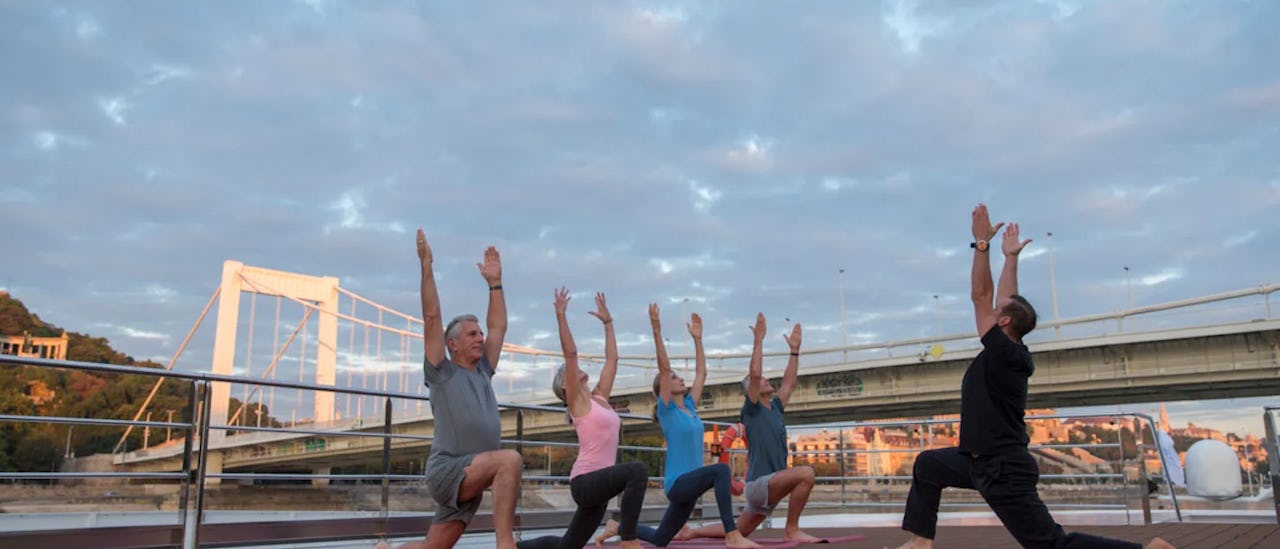 Gäste des Kreuzfahrtschiffes S.S. Joie de Vivre während einer Yoga Stunde