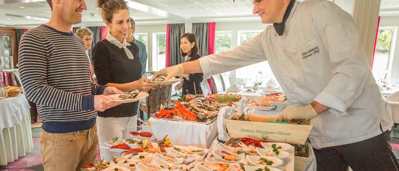 Tapas in der Main Lounge des Kreuzfahrtschiffes AmaBella