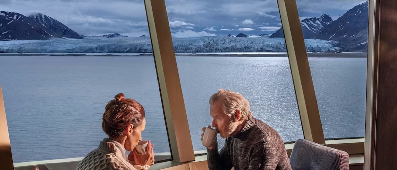 Gäste beim Kaffee trinken in der Aussichtslounge des Kreuzfahrtschiffes Silver Cloud