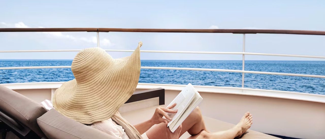 Gast beim Buch lesen auf dem Deck des Kreuzfahrtschiffes Silver Wind