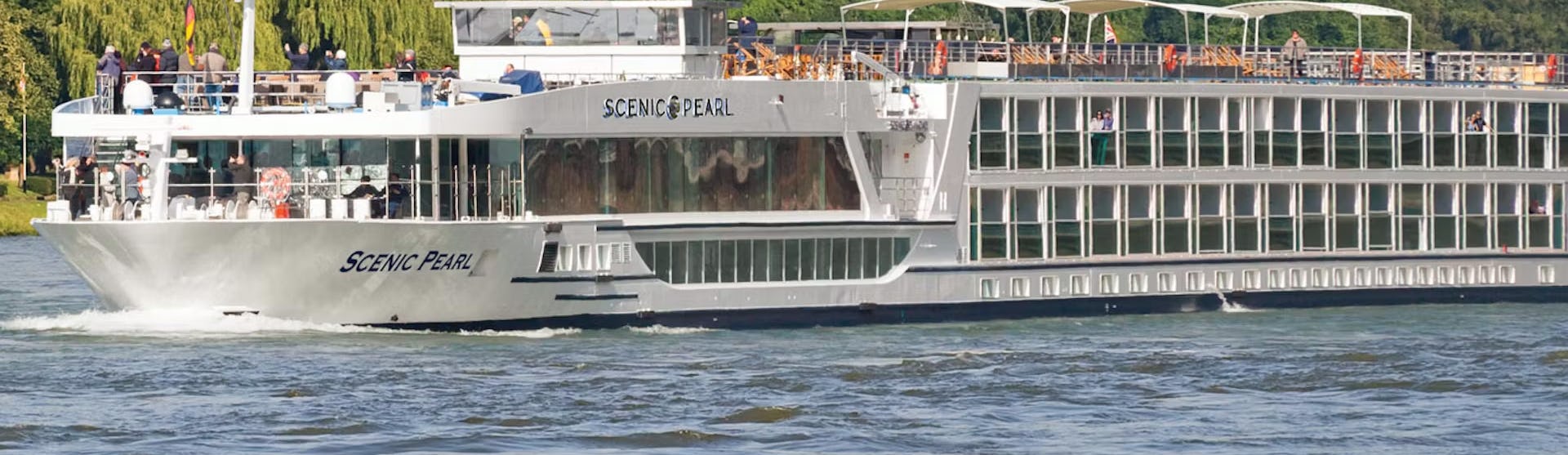 Kreuzfahrtschiff Scenic Pearl während der Fahrt