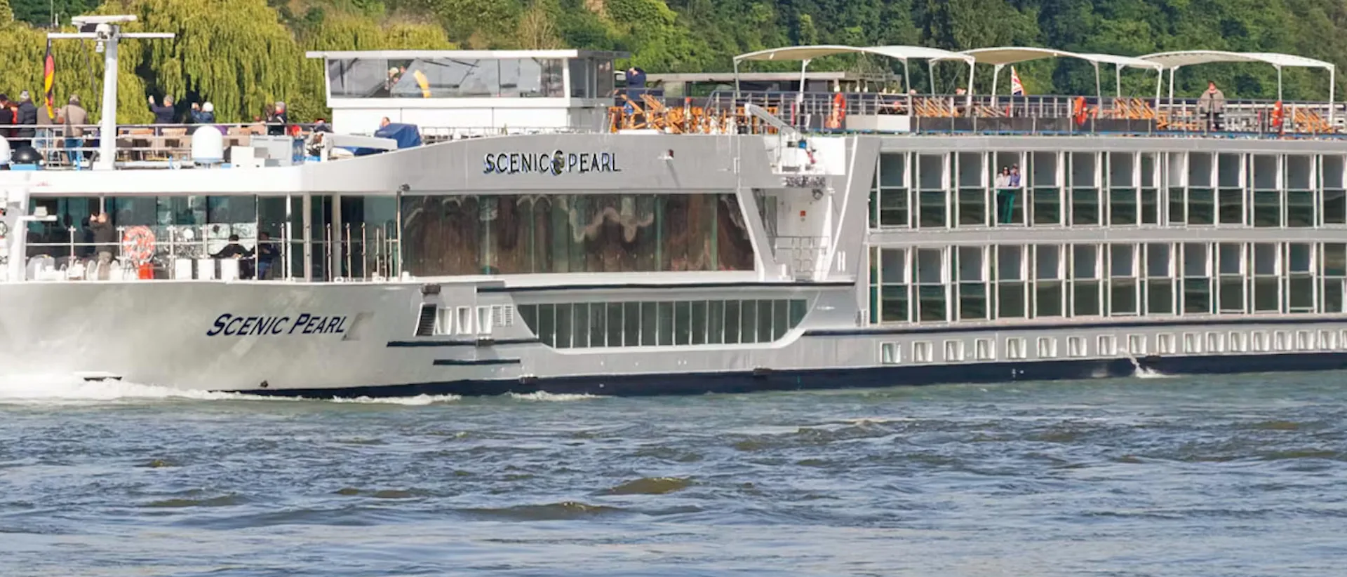Kreuzfahrtschiff Scenic Pearl während der Fahrt